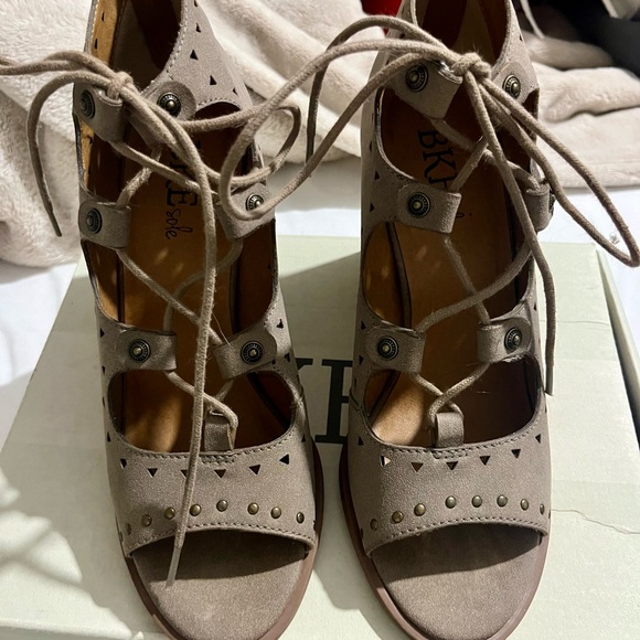 Women’s BKE Sole Gray Lace Up Heel Suede Sandal Size 8 - Picture 1 of 7